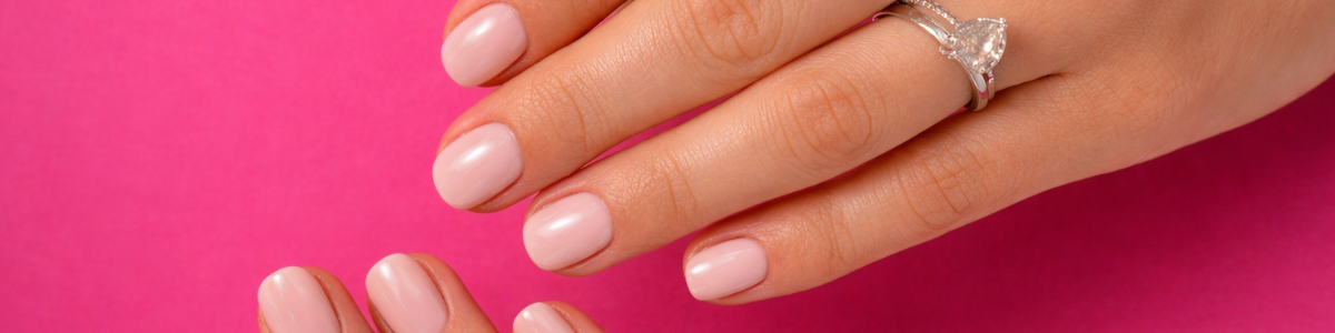 jak dobrać kolor lakieru do fuksjowej sukienki